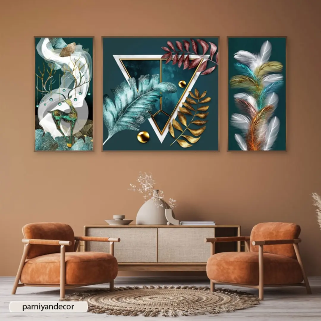 چاپ ست سه تابلوی دکوراتیو نامتقارن با طرح های گوزن شاخدار، ماه، پرهای رنگی، برگ های سبز و مثلث و گوی طلایی.